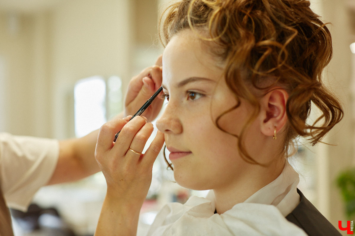 Со дня на день во Владимире прогремят выпускные. Уверены, вчерашние школьницы наверняка потратят немало времени на праздничный макияж. Он должен выгодно подчеркивать достоинства и в то же время быть трендовым. Это мечта как современных девушек, так и их предшественниц из девяностых и нулевых. С помощью визажиста Ирины Фролкиной и модели Алисы Фортунатовой мы попытались сравнить, как изменились каноны красоты за последние 20 и 30 лет.