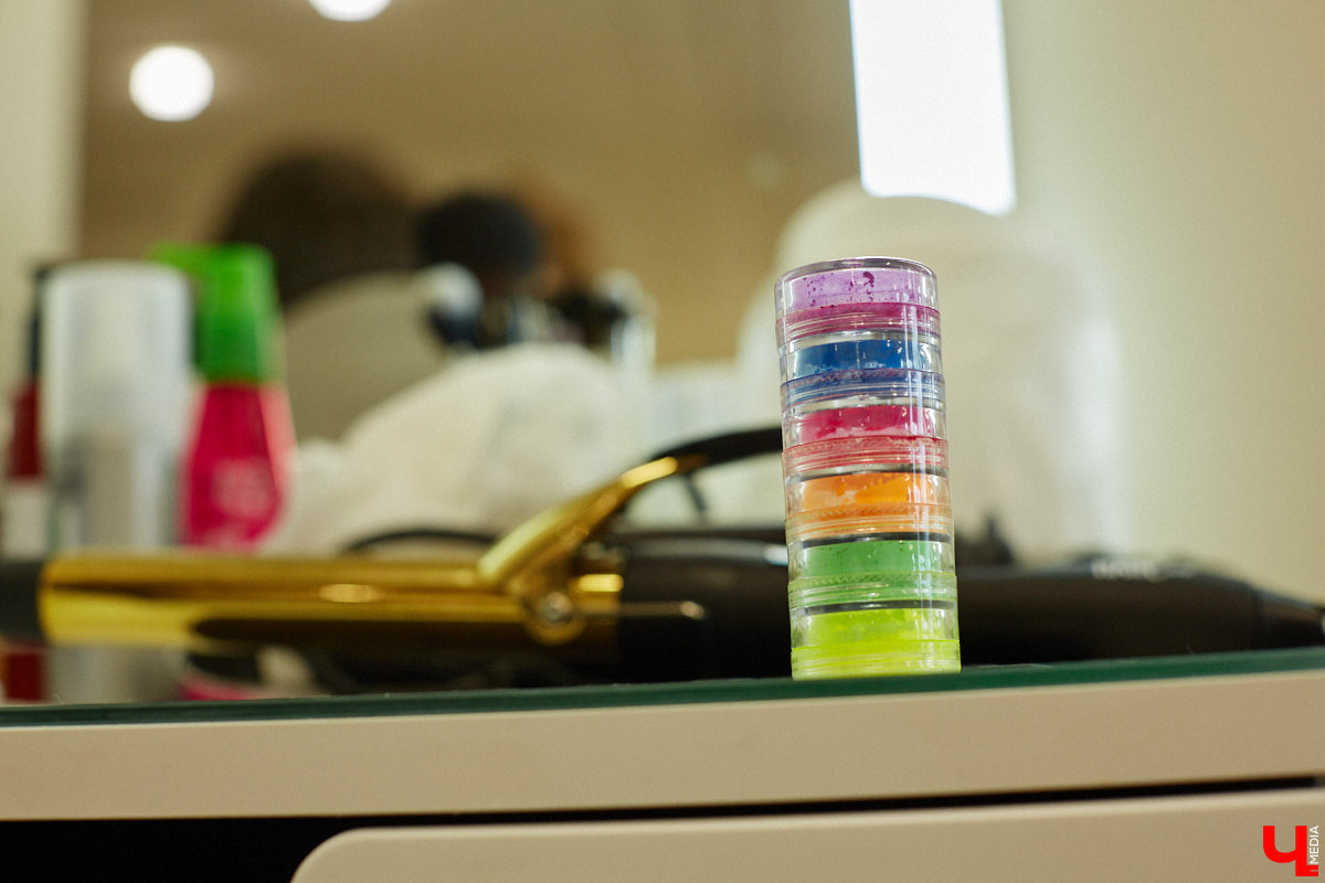 Со дня на день во Владимире прогремят выпускные. Уверены, вчерашние школьницы наверняка потратят немало времени на праздничный макияж. Он должен выгодно подчеркивать достоинства и в то же время быть трендовым. Это мечта как современных девушек, так и их предшественниц из девяностых и нулевых. С помощью визажиста Ирины Фролкиной и модели Алисы Фортунатовой мы попытались сравнить, как изменились каноны красоты за последние 20 и 30 лет.