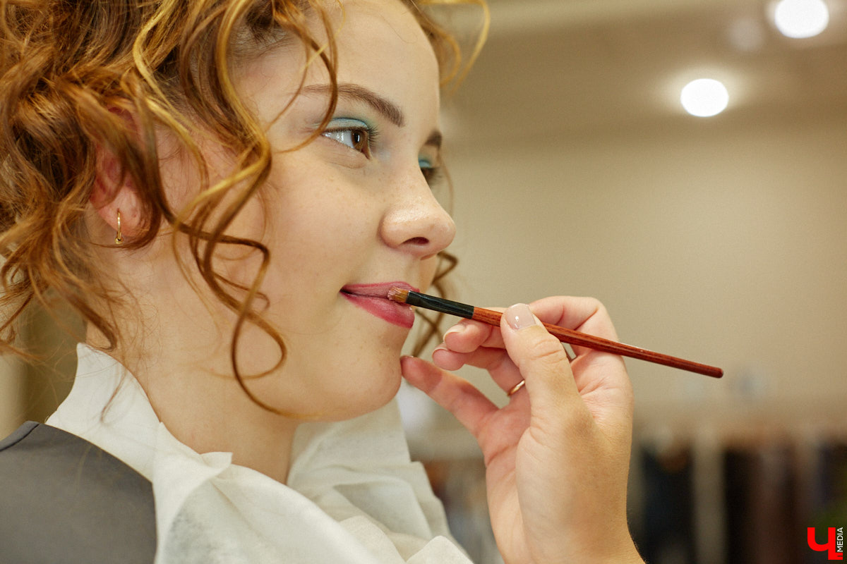 Со дня на день во Владимире прогремят выпускные. Уверены, вчерашние школьницы наверняка потратят немало времени на праздничный макияж. Он должен выгодно подчеркивать достоинства и в то же время быть трендовым. Это мечта как современных девушек, так и их предшественниц из девяностых и нулевых. С помощью визажиста Ирины Фролкиной и модели Алисы Фортунатовой мы попытались сравнить, как изменились каноны красоты за последние 20 и 30 лет.