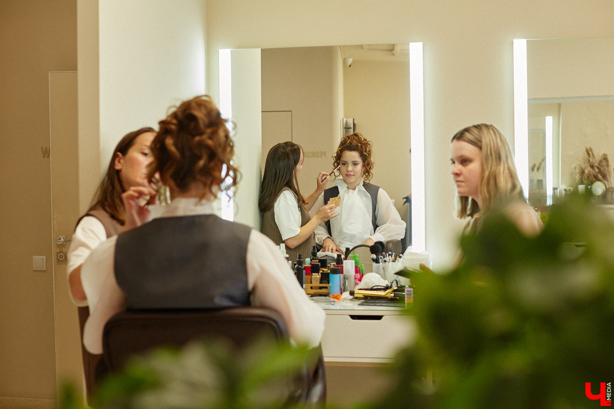 Со дня на день во Владимире прогремят выпускные. Уверены, вчерашние школьницы наверняка потратят немало времени на праздничный макияж. Он должен выгодно подчеркивать достоинства и в то же время быть трендовым. Это мечта как современных девушек, так и их предшественниц из девяностых и нулевых. С помощью визажиста Ирины Фролкиной и модели Алисы Фортунатовой мы попытались сравнить, как изменились каноны красоты за последние 20 и 30 лет.