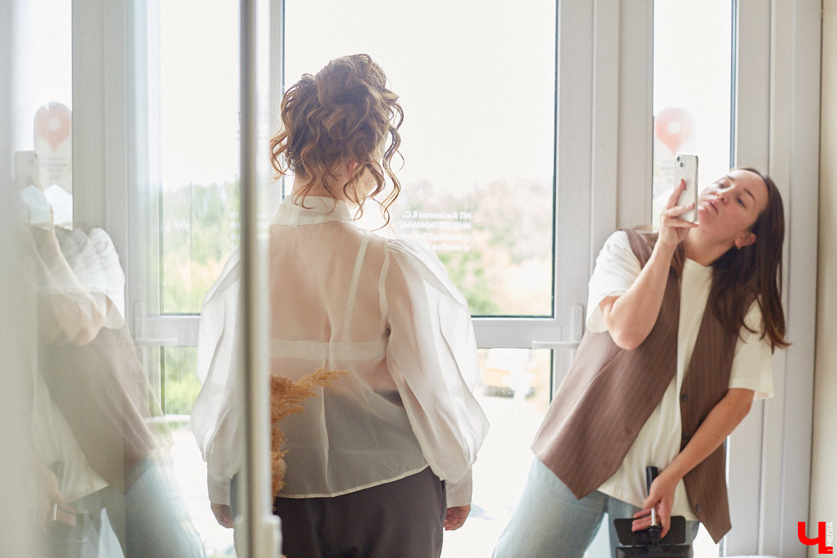 Со дня на день во Владимире прогремят выпускные. Уверены, вчерашние школьницы наверняка потратят немало времени на праздничный макияж. Он должен выгодно подчеркивать достоинства и в то же время быть трендовым. Это мечта как современных девушек, так и их предшественниц из девяностых и нулевых. С помощью визажиста Ирины Фролкиной и модели Алисы Фортунатовой мы попытались сравнить, как изменились каноны красоты за последние 20 и 30 лет.