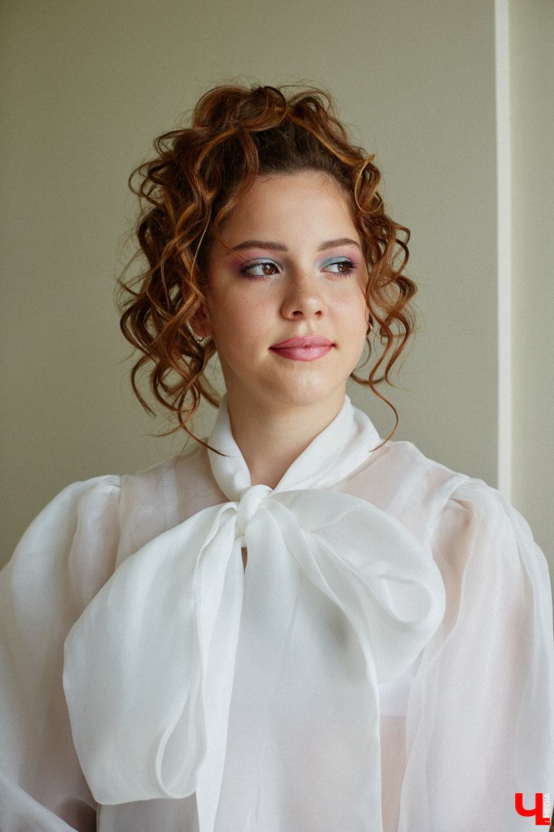 Со дня на день во Владимире прогремят выпускные. Уверены, вчерашние школьницы наверняка потратят немало времени на праздничный макияж. Он должен выгодно подчеркивать достоинства и в то же время быть трендовым. Это мечта как современных девушек, так и их предшественниц из девяностых и нулевых. С помощью визажиста Ирины Фролкиной и модели Алисы Фортунатовой мы попытались сравнить, как изменились каноны красоты за последние 20 и 30 лет.