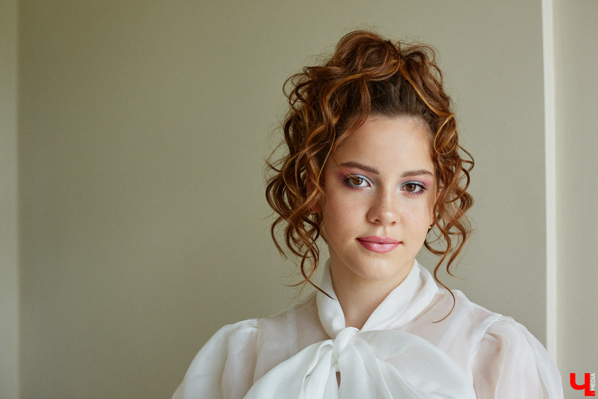 Со дня на день во Владимире прогремят выпускные. Уверены, вчерашние школьницы наверняка потратят немало времени на праздничный макияж. Он должен выгодно подчеркивать достоинства и в то же время быть трендовым. Это мечта как современных девушек, так и их предшественниц из девяностых и нулевых. С помощью визажиста Ирины Фролкиной и модели Алисы Фортунатовой мы попытались сравнить, как изменились каноны красоты за последние 20 и 30 лет.