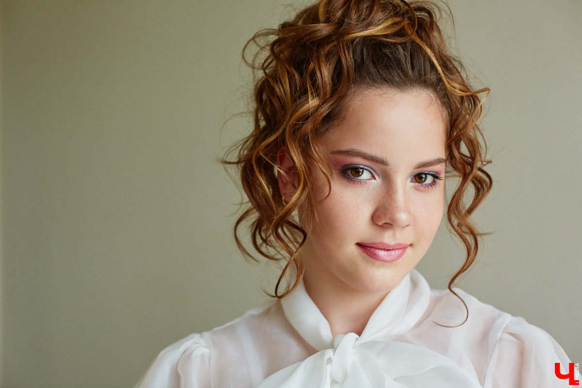 Со дня на день во Владимире прогремят выпускные. Уверены, вчерашние школьницы наверняка потратят немало времени на праздничный макияж. Он должен выгодно подчеркивать достоинства и в то же время быть трендовым. Это мечта как современных девушек, так и их предшественниц из девяностых и нулевых. С помощью визажиста Ирины Фролкиной и модели Алисы Фортунатовой мы попытались сравнить, как изменились каноны красоты за последние 20 и 30 лет.