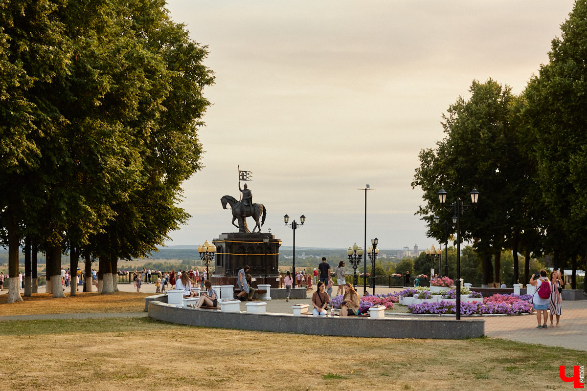 Лето — время больших ремонтов, причем не только дорожных. Так, в областном центре наконец обратили внимание на школу № 1 на Дворянской и смотровую площадку с памятником князю Владимиру. В Суздале тем временем ждет своего часа злополучная булыжная мостовая, не выдержавшая благоустройства прошлого года. Кто и когда будет ремонтировать культовые объекты?