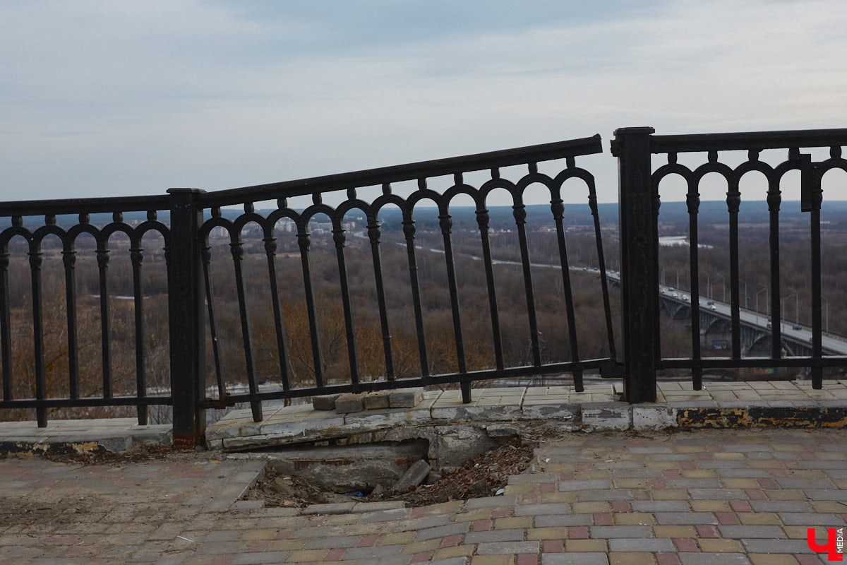 Лето — время больших ремонтов, причем не только дорожных. Так, в областном центре наконец обратили внимание на школу № 1 на Дворянской и смотровую площадку с памятником князю Владимиру. В Суздале тем временем ждет своего часа злополучная булыжная мостовая, не выдержавшая благоустройства прошлого года. Кто и когда будет ремонтировать культовые объекты?