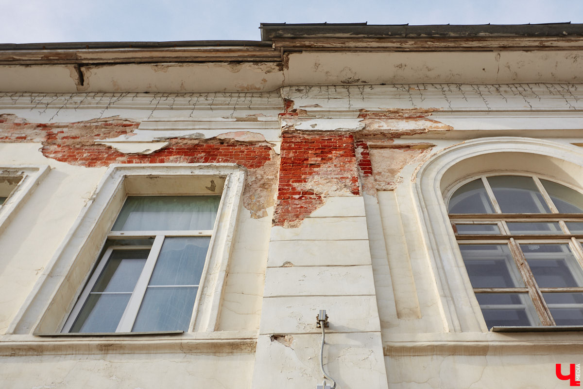 Лето — время больших ремонтов, причем не только дорожных. Так, в областном центре наконец обратили внимание на школу № 1 на Дворянской и смотровую площадку с памятником князю Владимиру. В Суздале тем временем ждет своего часа злополучная булыжная мостовая, не выдержавшая благоустройства прошлого года. Кто и когда будет ремонтировать культовые объекты?