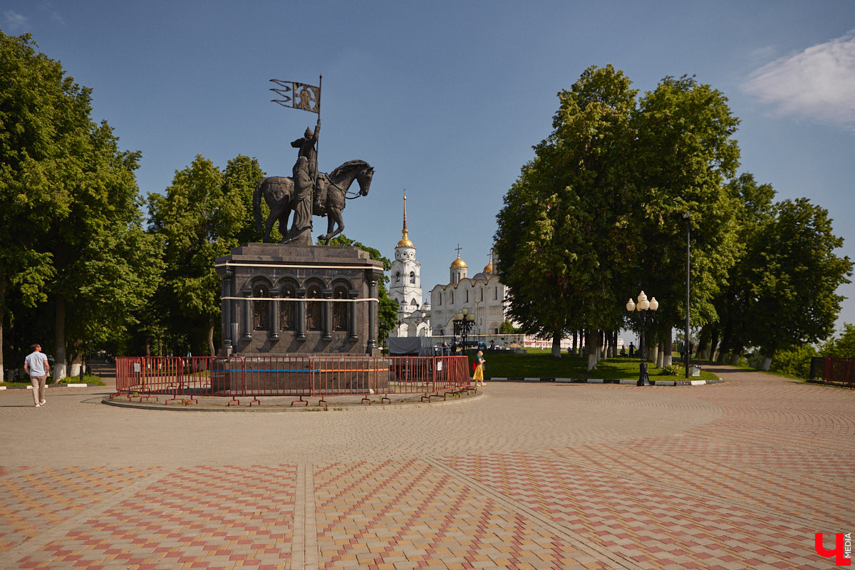 Лето — время больших ремонтов, причем не только дорожных. Так, в областном центре наконец обратили внимание на школу № 1 на Дворянской и смотровую площадку с памятником князю Владимиру. В Суздале тем временем ждет своего часа злополучная булыжная мостовая, не выдержавшая благоустройства прошлого года. Кто и когда будет ремонтировать культовые объекты?