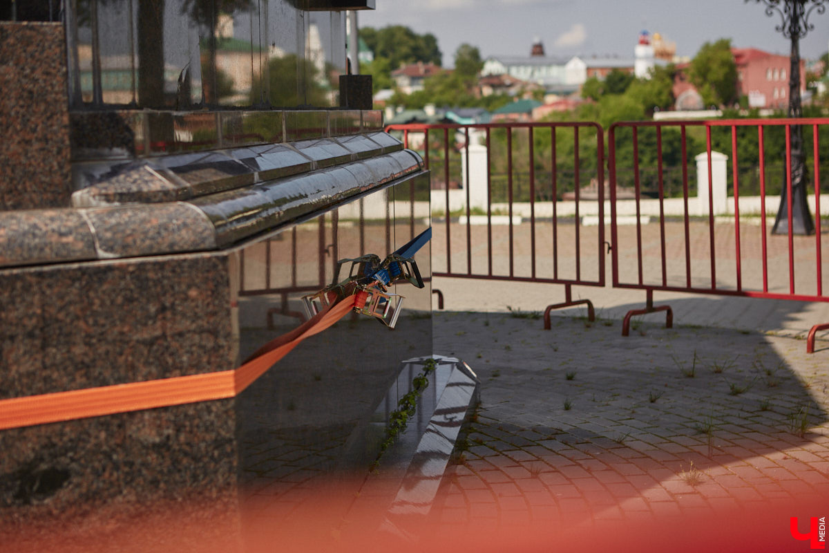 Лето — время больших ремонтов, причем не только дорожных. Так, в областном центре наконец обратили внимание на школу № 1 на Дворянской и смотровую площадку с памятником князю Владимиру. В Суздале тем временем ждет своего часа злополучная булыжная мостовая, не выдержавшая благоустройства прошлого года. Кто и когда будет ремонтировать культовые объекты?