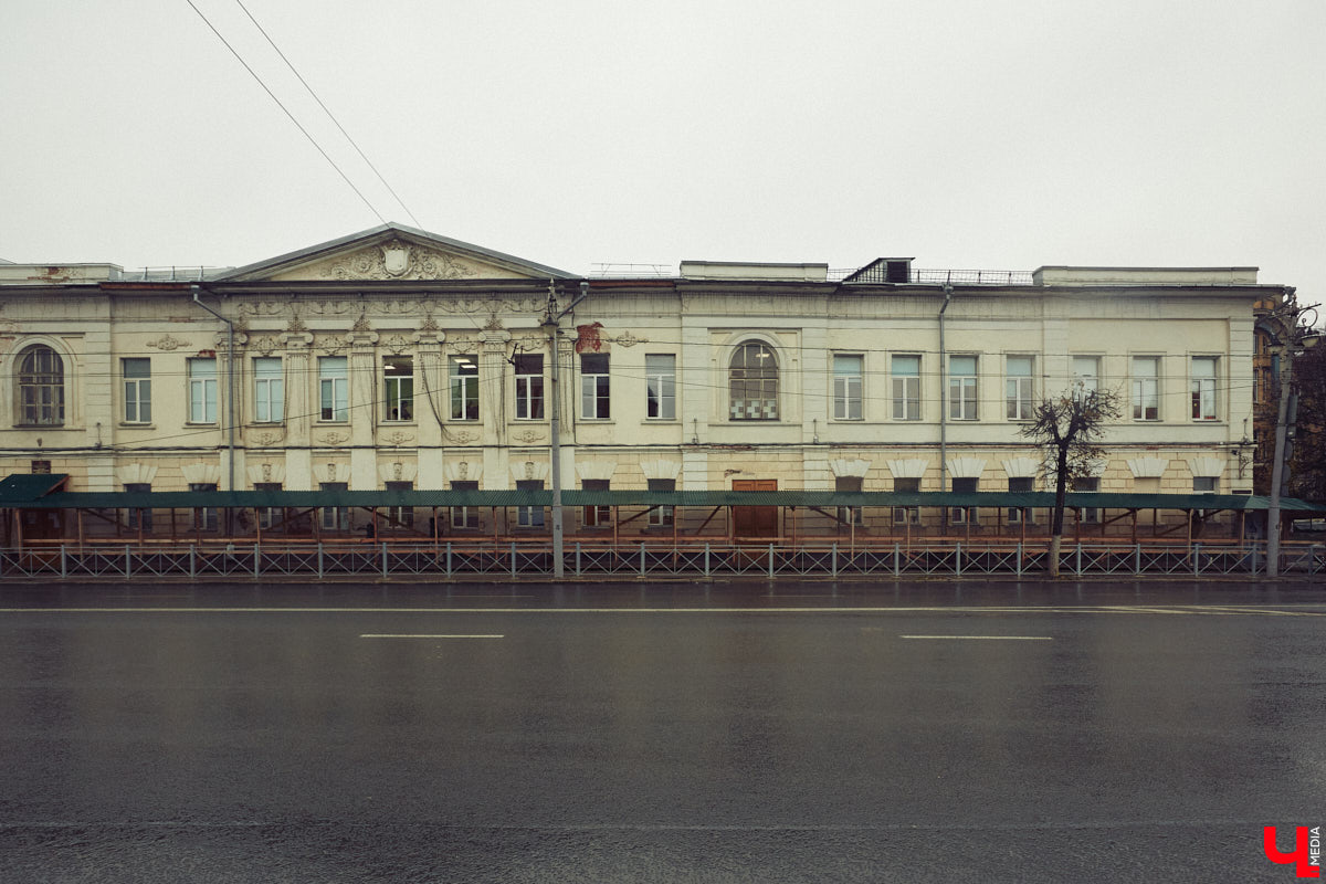 Лето — время больших ремонтов, причем не только дорожных. Так, в областном центре наконец обратили внимание на школу № 1 на Дворянской и смотровую площадку с памятником князю Владимиру. В Суздале тем временем ждет своего часа злополучная булыжная мостовая, не выдержавшая благоустройства прошлого года. Кто и когда будет ремонтировать культовые объекты?