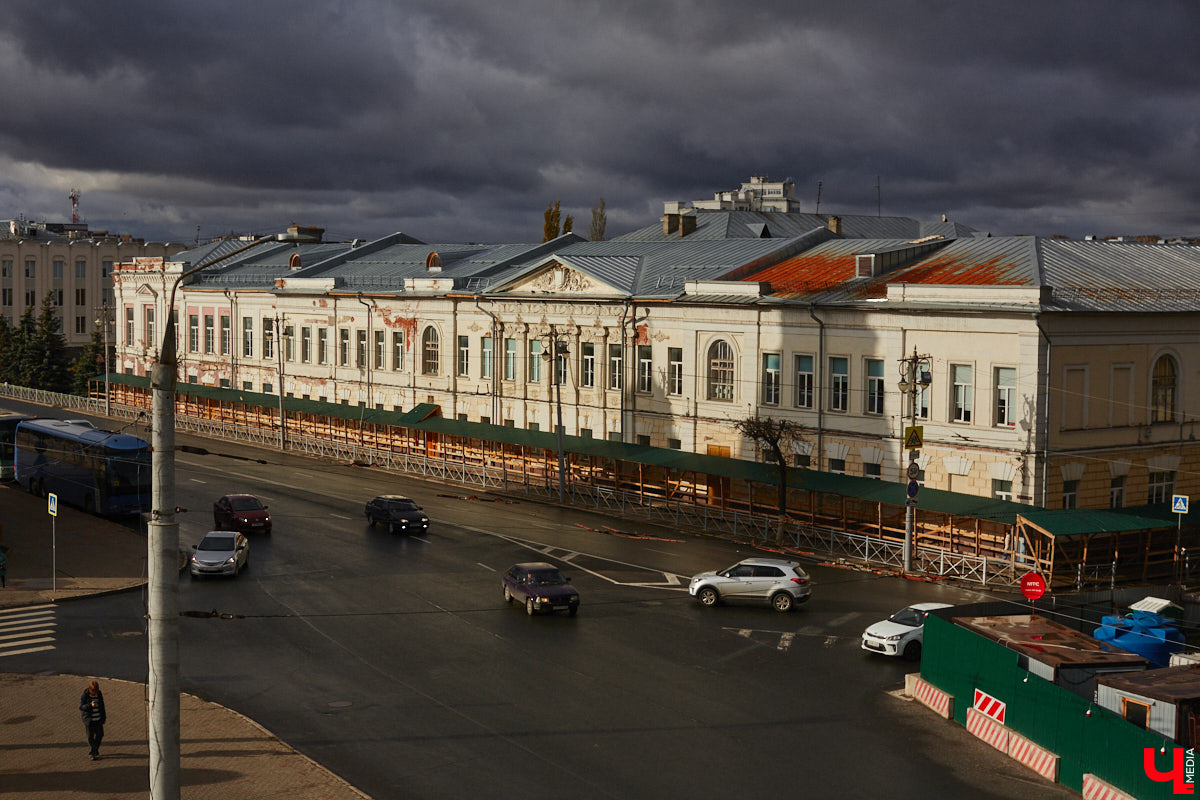 Лето — время больших ремонтов, причем не только дорожных. Так, в областном центре наконец обратили внимание на школу № 1 на Дворянской и смотровую площадку с памятником князю Владимиру. В Суздале тем временем ждет своего часа злополучная булыжная мостовая, не выдержавшая благоустройства прошлого года. Кто и когда будет ремонтировать культовые объекты?