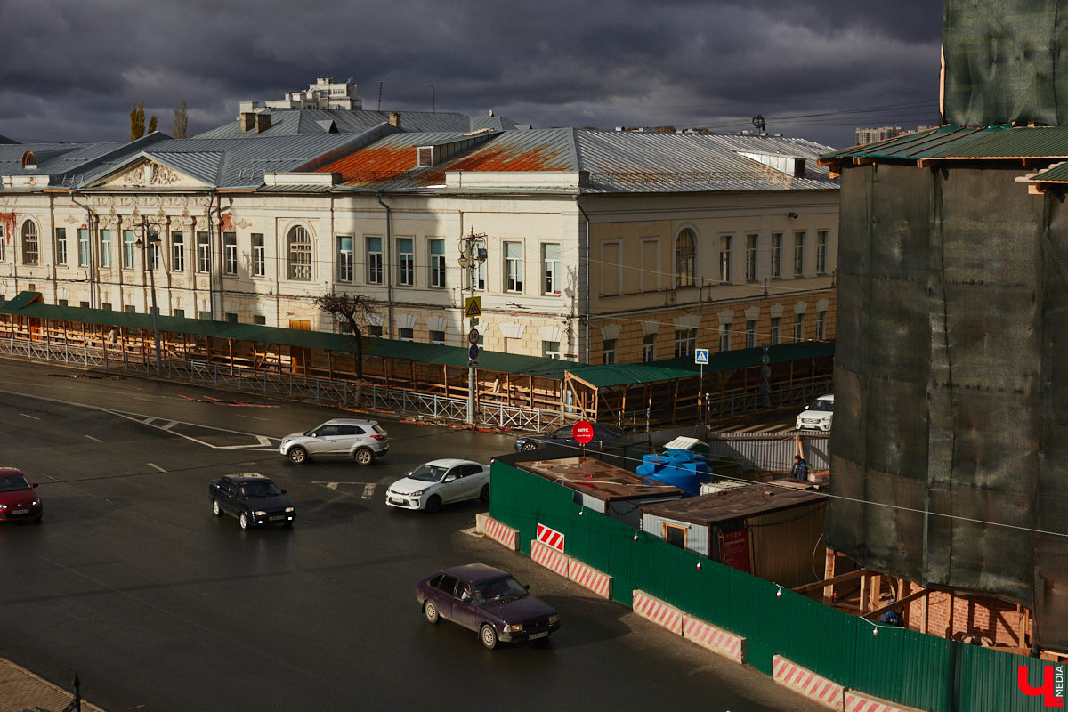 Лето — время больших ремонтов, причем не только дорожных. Так, в областном центре наконец обратили внимание на школу № 1 на Дворянской и смотровую площадку с памятником князю Владимиру. В Суздале тем временем ждет своего часа злополучная булыжная мостовая, не выдержавшая благоустройства прошлого года. Кто и когда будет ремонтировать культовые объекты?