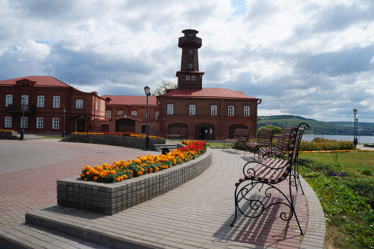 Башен существует великое множество, но одними из самых впечатляющих остаются пожарные каланчи. Исторические сооружения, возведенные зачастую из красного кирпича, видны издалека. Зацепили они и взгляд архитектора Анастасии Егоровой из Владимира. Она собрала целую коллекцию подобных жемчужин в поездках по России.