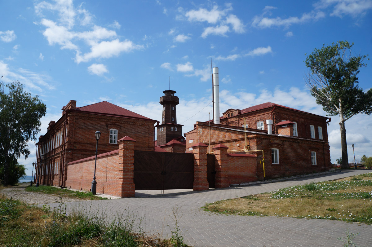 Башен существует великое множество, но одними из самых впечатляющих остаются пожарные каланчи. Исторические сооружения, возведенные зачастую из красного кирпича, видны издалека. Зацепили они и взгляд архитектора Анастасии Егоровой из Владимира. Она собрала целую коллекцию подобных жемчужин в поездках по России.