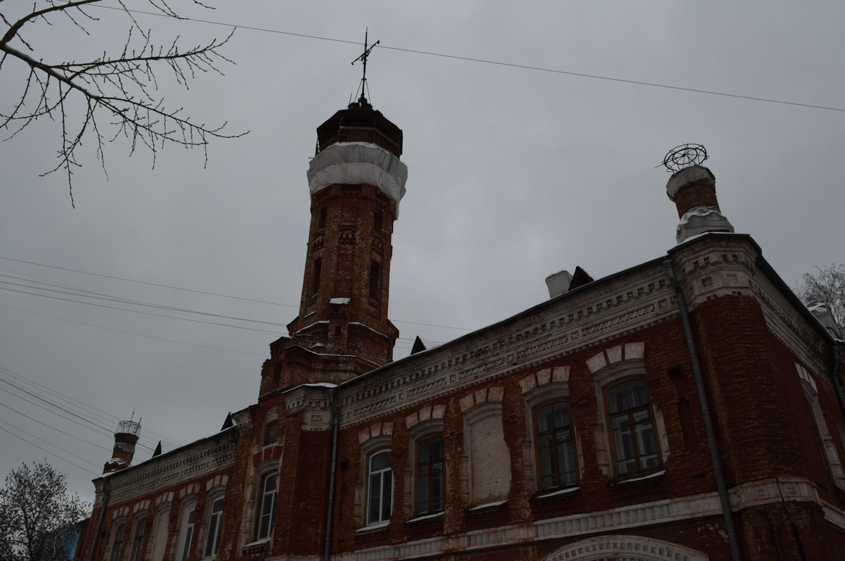 Башен существует великое множество, но одними из самых впечатляющих остаются пожарные каланчи. Исторические сооружения, возведенные зачастую из красного кирпича, видны издалека. Зацепили они и взгляд архитектора Анастасии Егоровой из Владимира. Она собрала целую коллекцию подобных жемчужин в поездках по России.