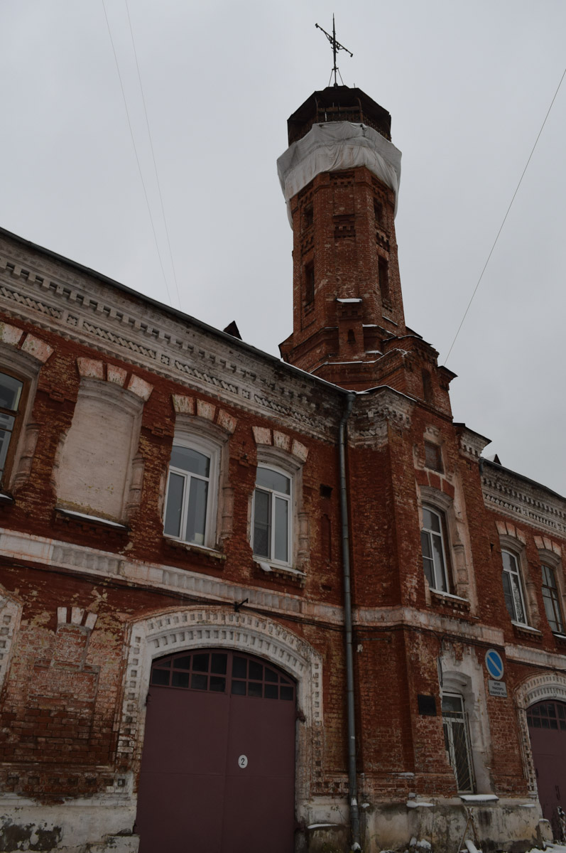 Башен существует великое множество, но одними из самых впечатляющих остаются пожарные каланчи. Исторические сооружения, возведенные зачастую из красного кирпича, видны издалека. Зацепили они и взгляд архитектора Анастасии Егоровой из Владимира. Она собрала целую коллекцию подобных жемчужин в поездках по России.