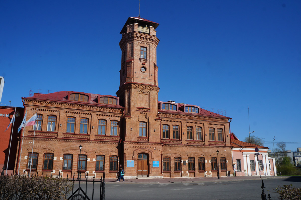 Башен существует великое множество, но одними из самых впечатляющих остаются пожарные каланчи. Исторические сооружения, возведенные зачастую из красного кирпича, видны издалека. Зацепили они и взгляд архитектора Анастасии Егоровой из Владимира. Она собрала целую коллекцию подобных жемчужин в поездках по России.