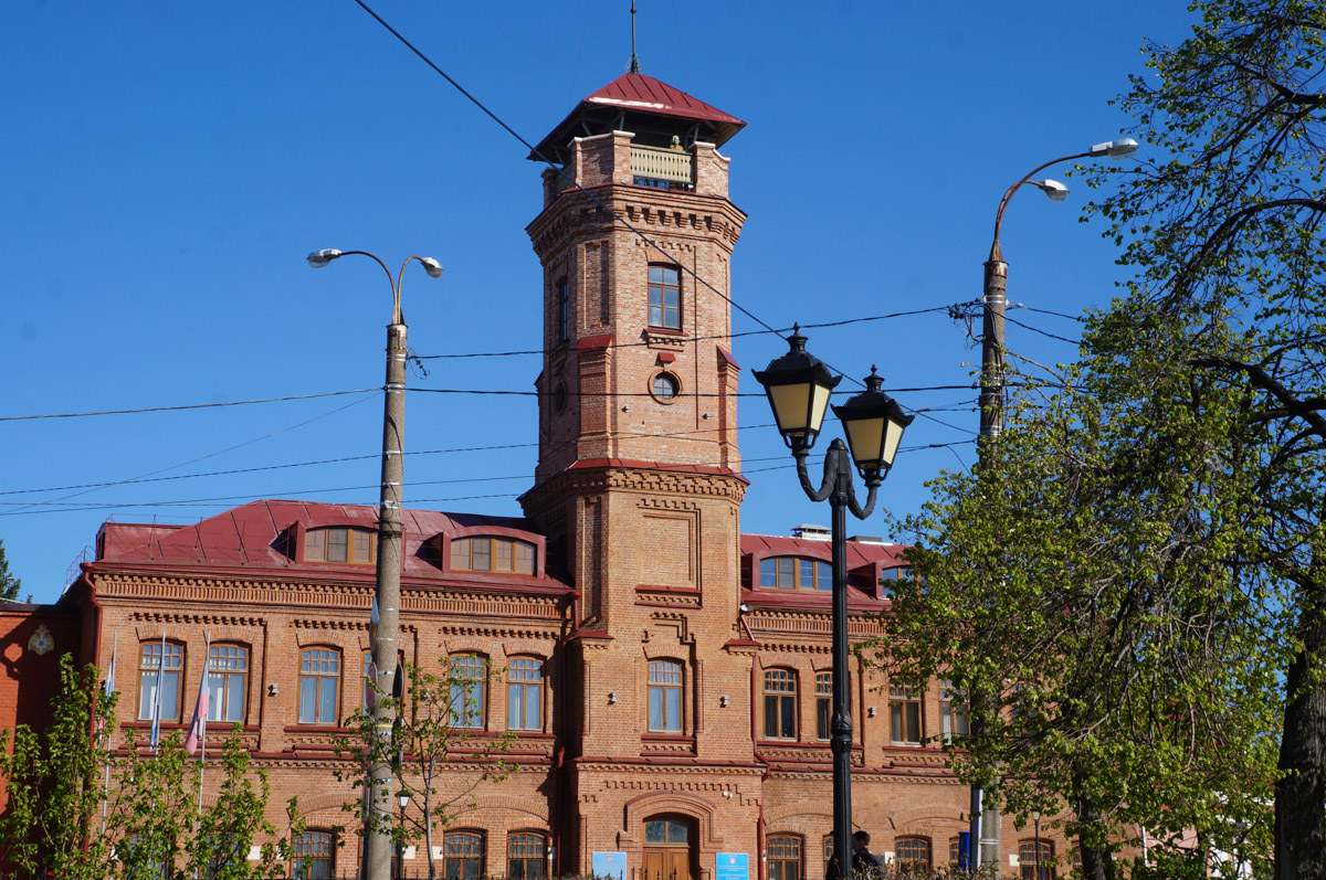 Башен существует великое множество, но одними из самых впечатляющих остаются пожарные каланчи. Исторические сооружения, возведенные зачастую из красного кирпича, видны издалека. Зацепили они и взгляд архитектора Анастасии Егоровой из Владимира. Она собрала целую коллекцию подобных жемчужин в поездках по России.