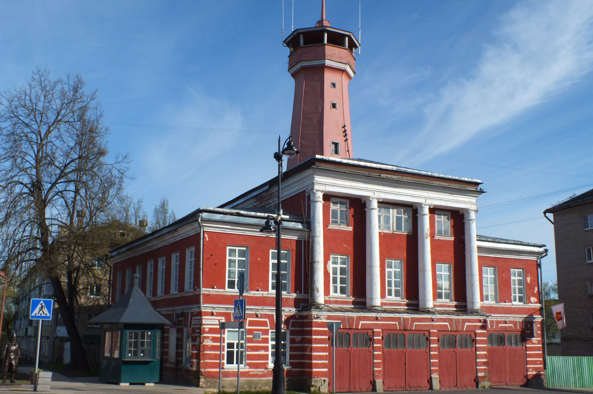 Башен существует великое множество, но одними из самых впечатляющих остаются пожарные каланчи. Исторические сооружения, возведенные зачастую из красного кирпича, видны издалека. Зацепили они и взгляд архитектора Анастасии Егоровой из Владимира. Она собрала целую коллекцию подобных жемчужин в поездках по России.