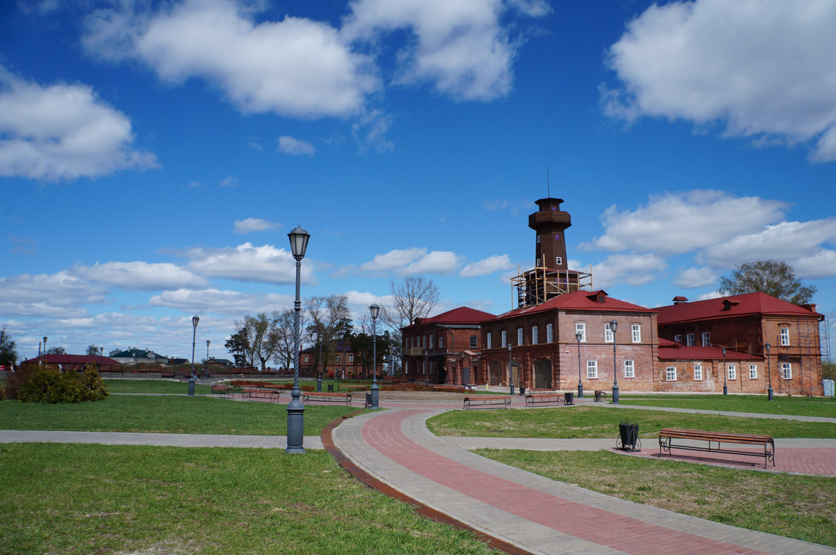 Башен существует великое множество, но одними из самых впечатляющих остаются пожарные каланчи. Исторические сооружения, возведенные зачастую из красного кирпича, видны издалека. Зацепили они и взгляд архитектора Анастасии Егоровой из Владимира. Она собрала целую коллекцию подобных жемчужин в поездках по России.