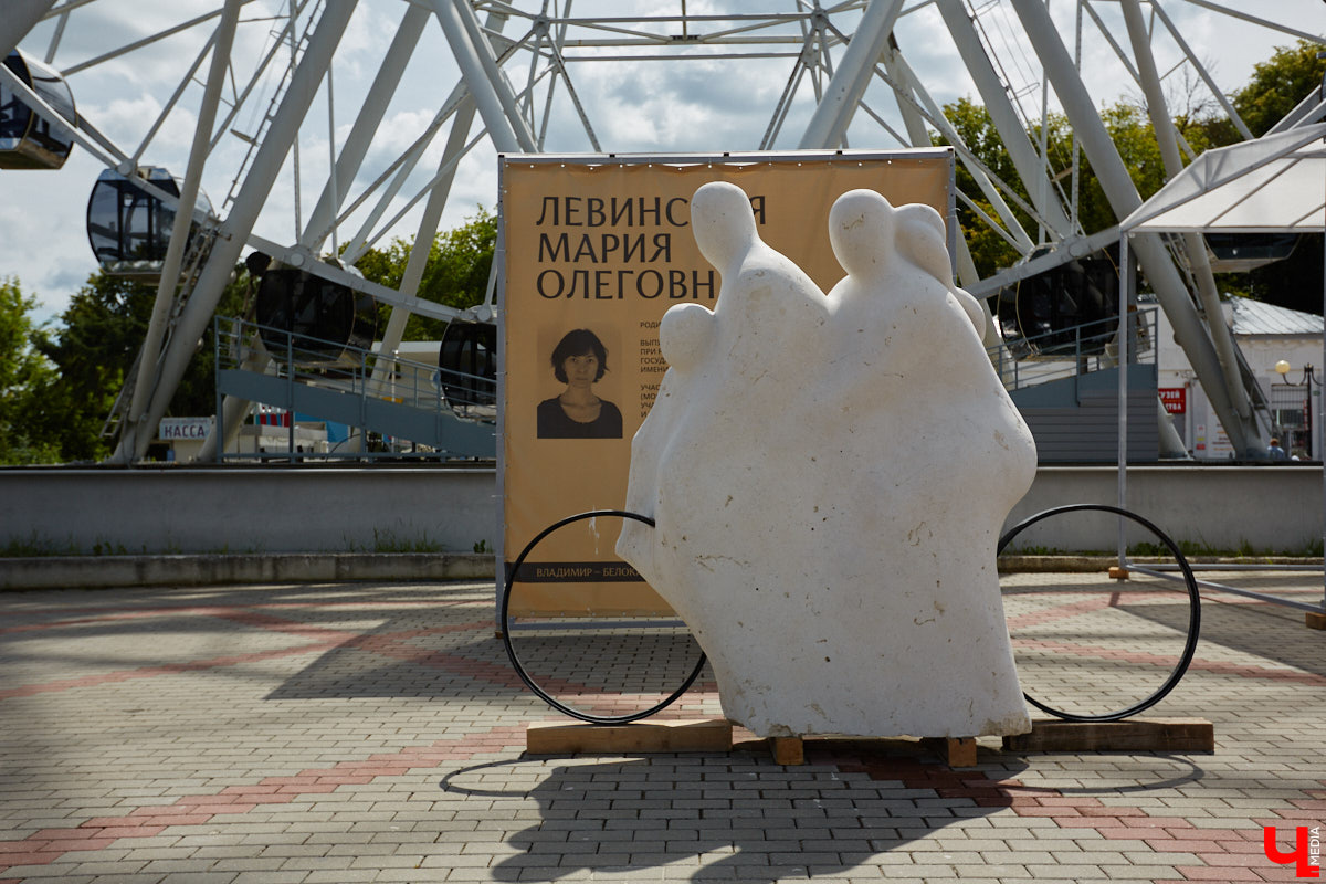 В минувшую субботу во Владимире подвели итоги первого городского стоунфеста в Центральном парке. На площадке около колеса обозрения, где все это время кипела работа над созданием скульптур, собрались как авторы произведений искусства, так и многочисленные гости. Насладитесь и вы красотой каменных изваяний, доведенных до идеала!