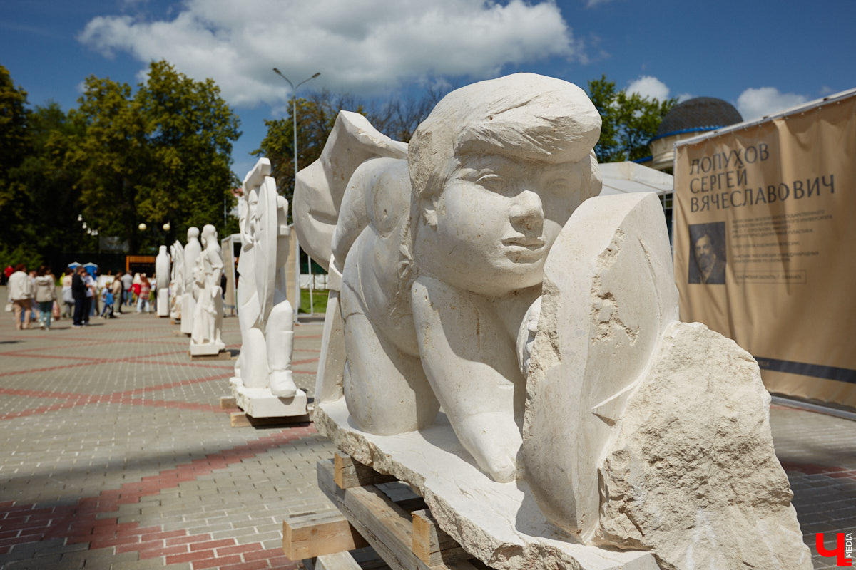 В минувшую субботу во Владимире подвели итоги первого городского стоунфеста в Центральном парке. На площадке около колеса обозрения, где все это время кипела работа над созданием скульптур, собрались как авторы произведений искусства, так и многочисленные гости. Насладитесь и вы красотой каменных изваяний, доведенных до идеала!