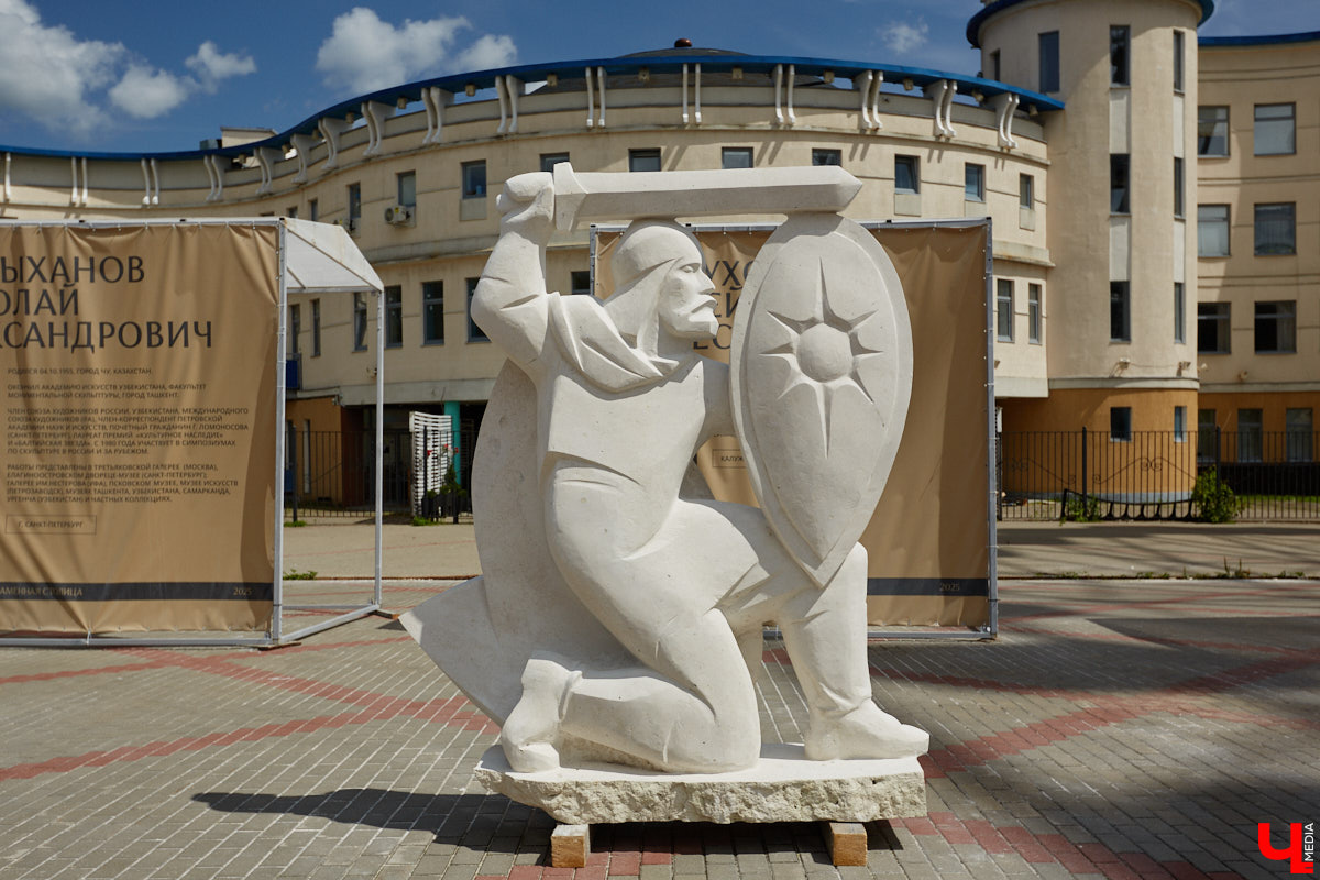 В минувшую субботу во Владимире подвели итоги первого городского стоунфеста в Центральном парке. На площадке около колеса обозрения, где все это время кипела работа над созданием скульптур, собрались как авторы произведений искусства, так и многочисленные гости. Насладитесь и вы красотой каменных изваяний, доведенных до идеала!