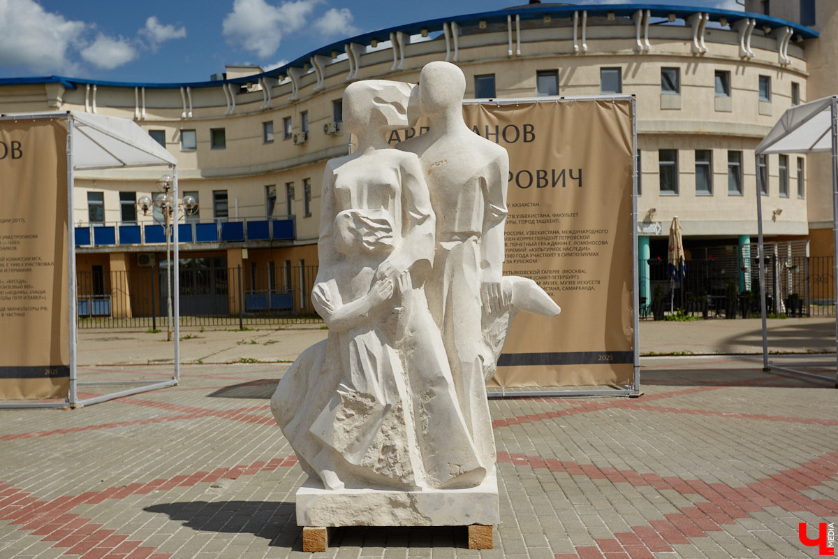 В минувшую субботу во Владимире подвели итоги первого городского стоунфеста в Центральном парке. На площадке около колеса обозрения, где все это время кипела работа над созданием скульптур, собрались как авторы произведений искусства, так и многочисленные гости. Насладитесь и вы красотой каменных изваяний, доведенных до идеала!