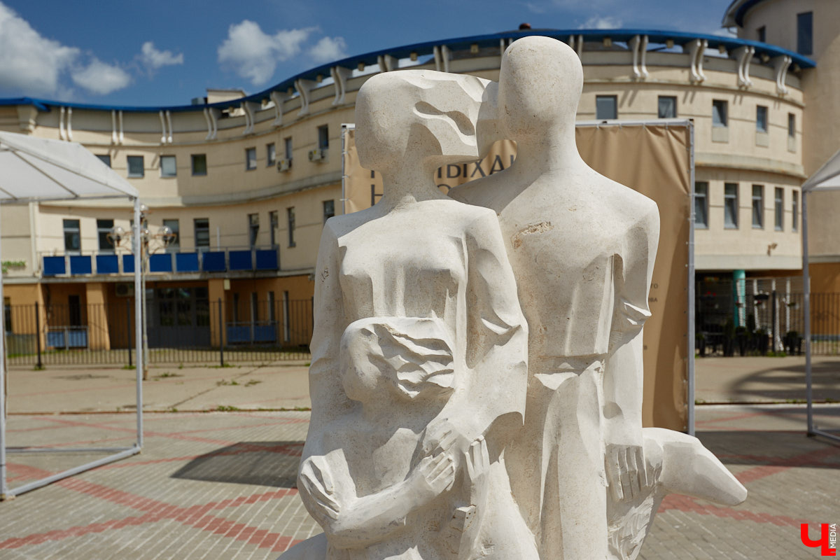 В минувшую субботу во Владимире подвели итоги первого городского стоунфеста в Центральном парке. На площадке около колеса обозрения, где все это время кипела работа над созданием скульптур, собрались как авторы произведений искусства, так и многочисленные гости. Насладитесь и вы красотой каменных изваяний, доведенных до идеала!