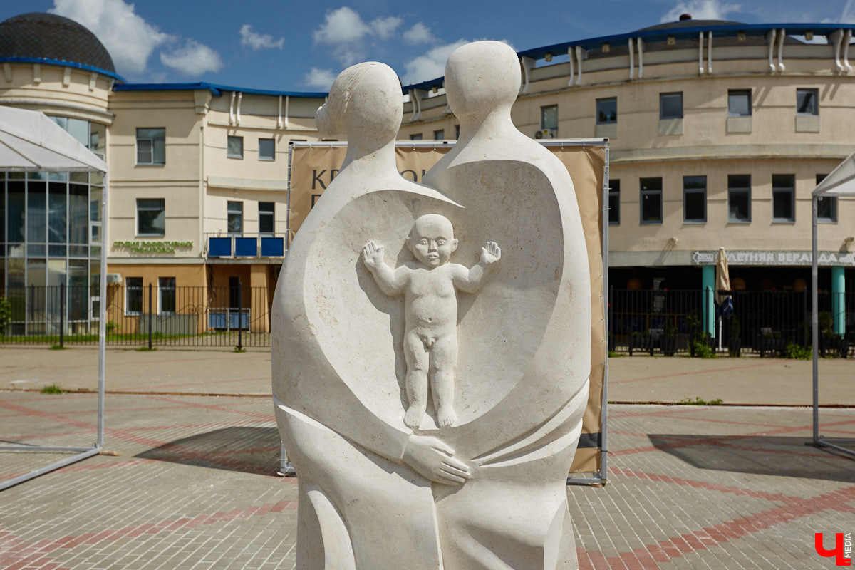 В минувшую субботу во Владимире подвели итоги первого городского стоунфеста в Центральном парке. На площадке около колеса обозрения, где все это время кипела работа над созданием скульптур, собрались как авторы произведений искусства, так и многочисленные гости. Насладитесь и вы красотой каменных изваяний, доведенных до идеала!