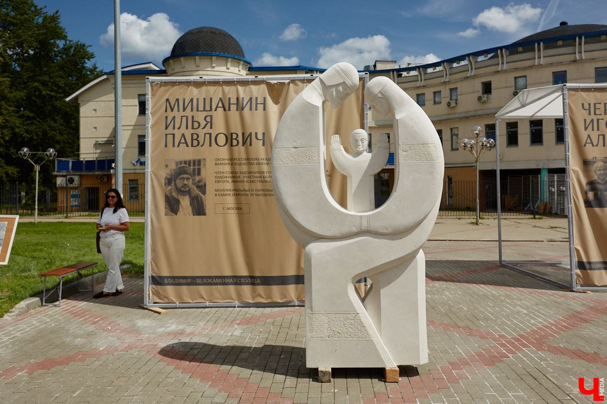 В минувшую субботу во Владимире подвели итоги первого городского стоунфеста в Центральном парке. На площадке около колеса обозрения, где все это время кипела работа над созданием скульптур, собрались как авторы произведений искусства, так и многочисленные гости. Насладитесь и вы красотой каменных изваяний, доведенных до идеала!