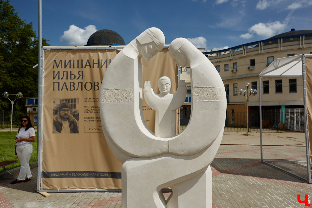 В минувшую субботу во Владимире подвели итоги первого городского стоунфеста в Центральном парке. На площадке около колеса обозрения, где все это время кипела работа над созданием скульптур, собрались как авторы произведений искусства, так и многочисленные гости. Насладитесь и вы красотой каменных изваяний, доведенных до идеала!