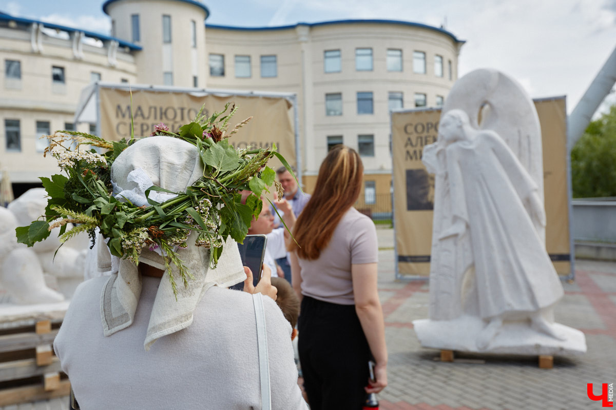 В минувшую субботу во Владимире подвели итоги первого городского стоунфеста в Центральном парке. На площадке около колеса обозрения, где все это время кипела работа над созданием скульптур, собрались как авторы произведений искусства, так и многочисленные гости. Насладитесь и вы красотой каменных изваяний, доведенных до идеала!
