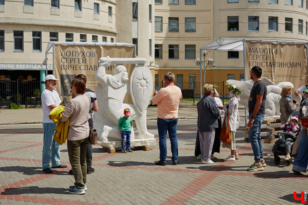 В минувшую субботу во Владимире подвели итоги первого городского стоунфеста в Центральном парке. На площадке около колеса обозрения, где все это время кипела работа над созданием скульптур, собрались как авторы произведений искусства, так и многочисленные гости. Насладитесь и вы красотой каменных изваяний, доведенных до идеала!