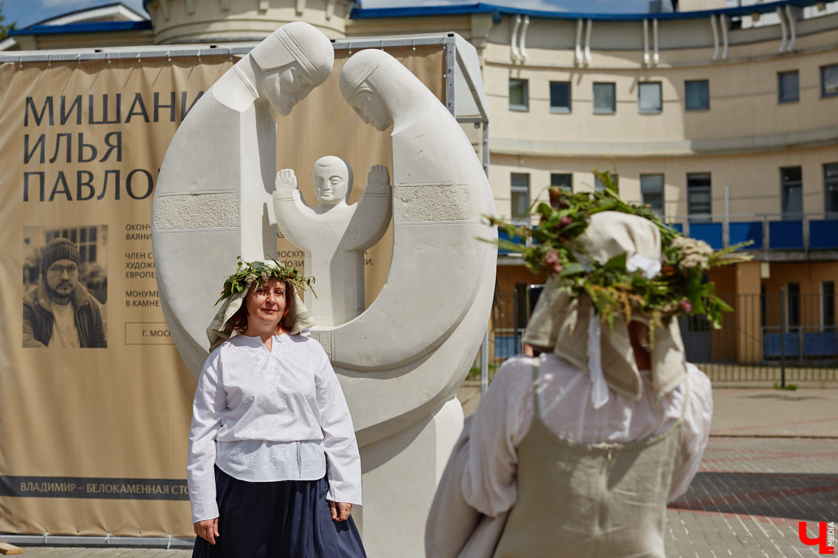 В минувшую субботу во Владимире подвели итоги первого городского стоунфеста в Центральном парке. На площадке около колеса обозрения, где все это время кипела работа над созданием скульптур, собрались как авторы произведений искусства, так и многочисленные гости. Насладитесь и вы красотой каменных изваяний, доведенных до идеала!