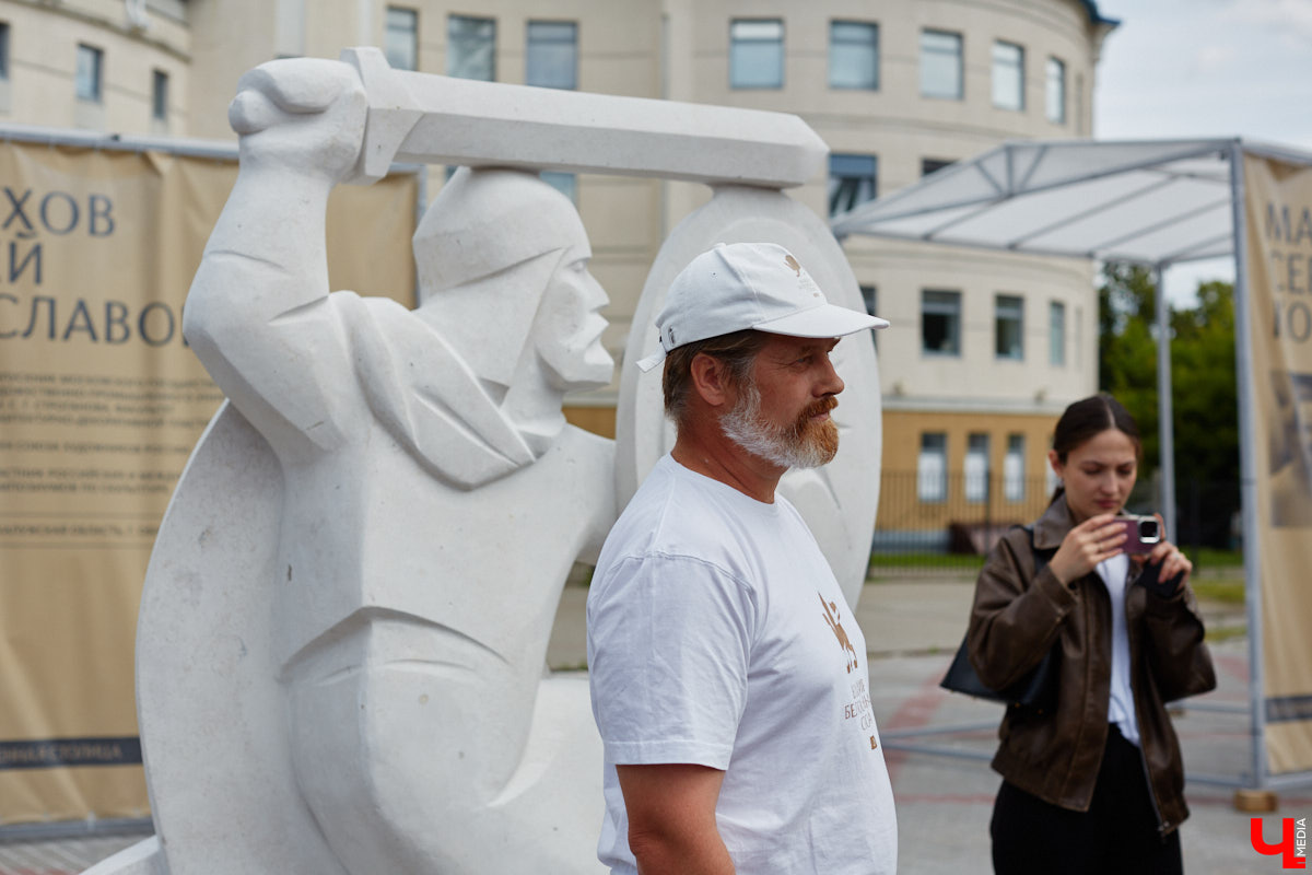 В минувшую субботу во Владимире подвели итоги первого городского стоунфеста в Центральном парке. На площадке около колеса обозрения, где все это время кипела работа над созданием скульптур, собрались как авторы произведений искусства, так и многочисленные гости. Насладитесь и вы красотой каменных изваяний, доведенных до идеала!
