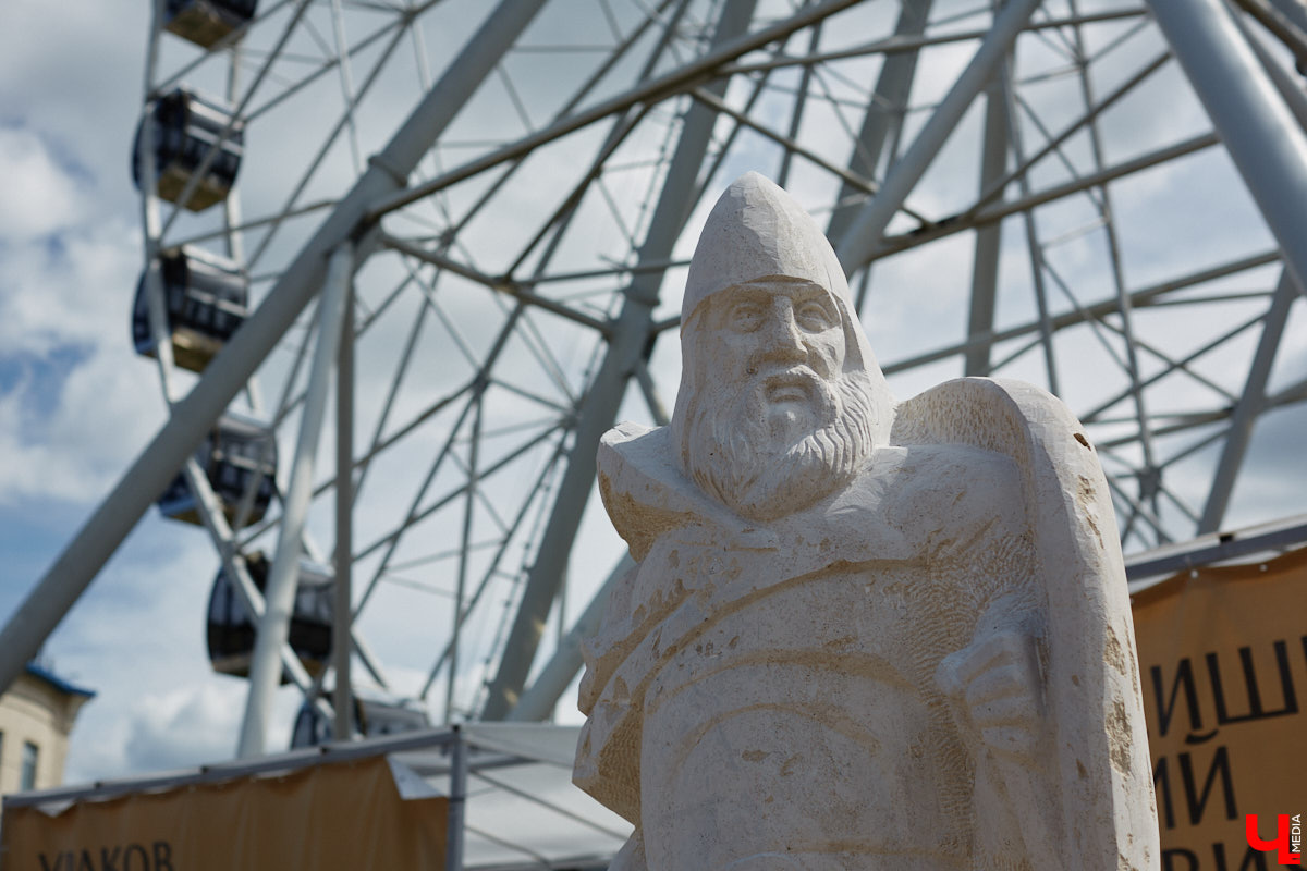 В минувшую субботу во Владимире подвели итоги первого городского стоунфеста в Центральном парке. На площадке около колеса обозрения, где все это время кипела работа над созданием скульптур, собрались как авторы произведений искусства, так и многочисленные гости. Насладитесь и вы красотой каменных изваяний, доведенных до идеала!