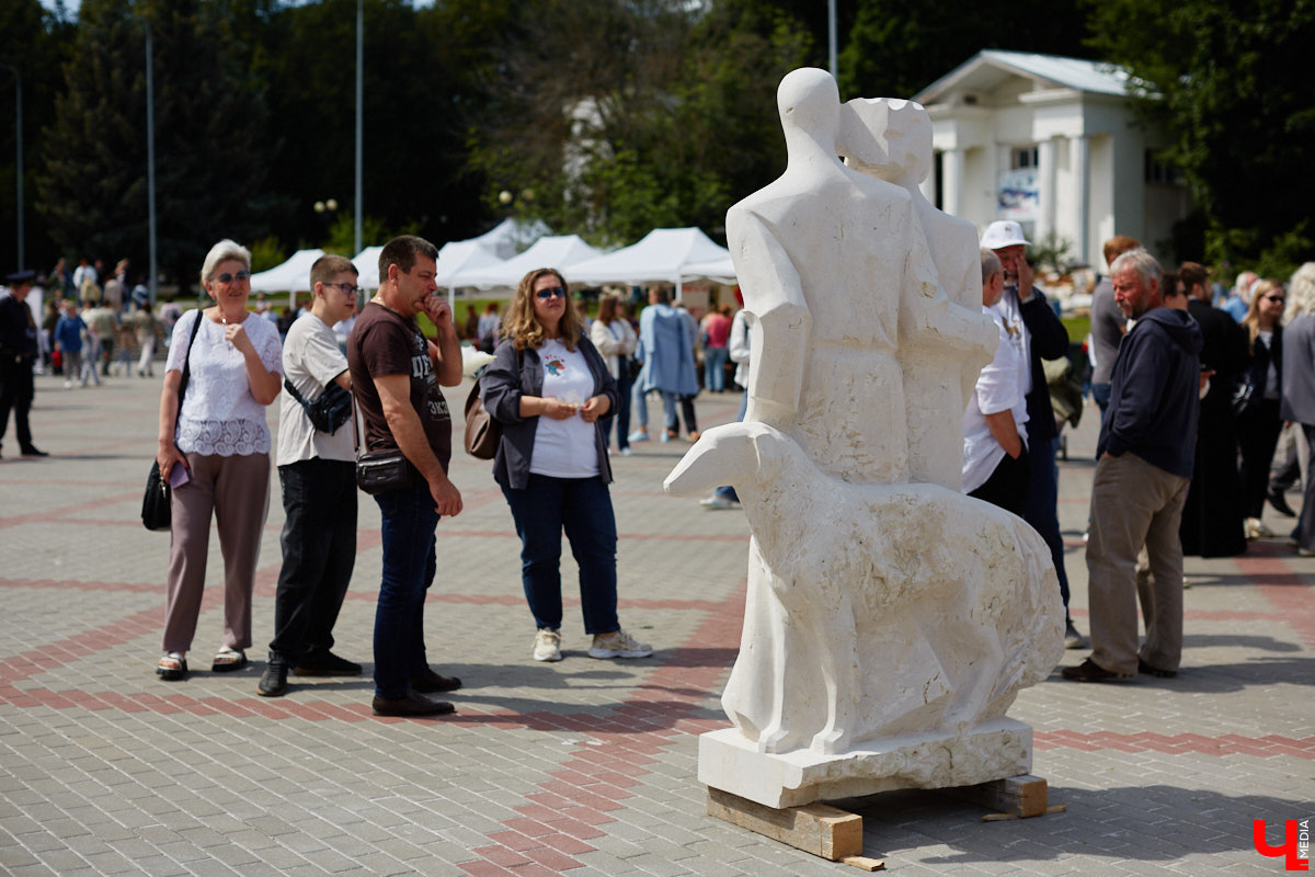 В минувшую субботу во Владимире подвели итоги первого городского стоунфеста в Центральном парке. На площадке около колеса обозрения, где все это время кипела работа над созданием скульптур, собрались как авторы произведений искусства, так и многочисленные гости. Насладитесь и вы красотой каменных изваяний, доведенных до идеала!