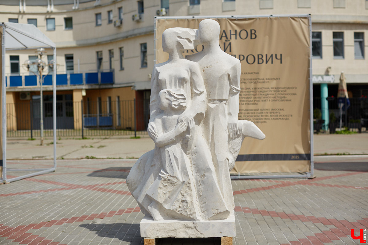 В минувшую субботу во Владимире подвели итоги первого городского стоунфеста в Центральном парке. На площадке около колеса обозрения, где все это время кипела работа над созданием скульптур, собрались как авторы произведений искусства, так и многочисленные гости. Насладитесь и вы красотой каменных изваяний, доведенных до идеала!