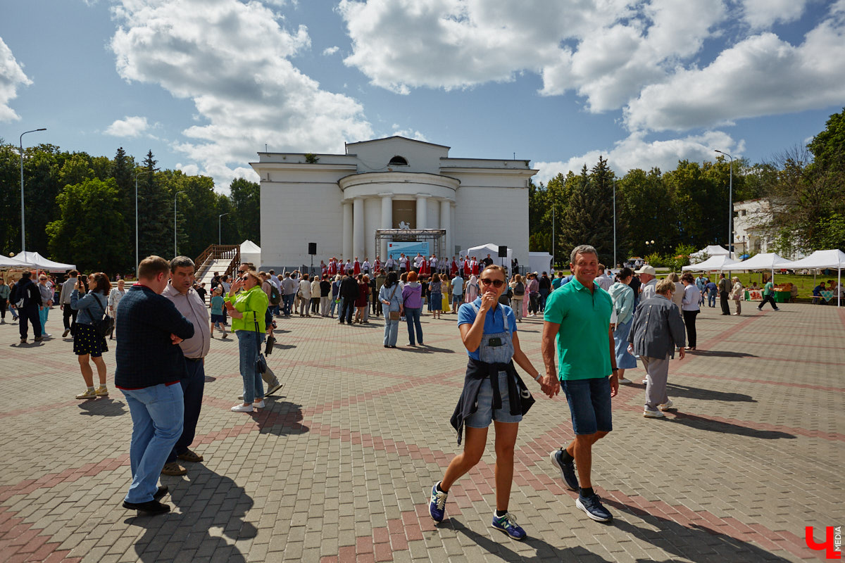 В минувшую субботу во Владимире подвели итоги первого городского стоунфеста в Центральном парке. На площадке около колеса обозрения, где все это время кипела работа над созданием скульптур, собрались как авторы произведений искусства, так и многочисленные гости. Насладитесь и вы красотой каменных изваяний, доведенных до идеала!