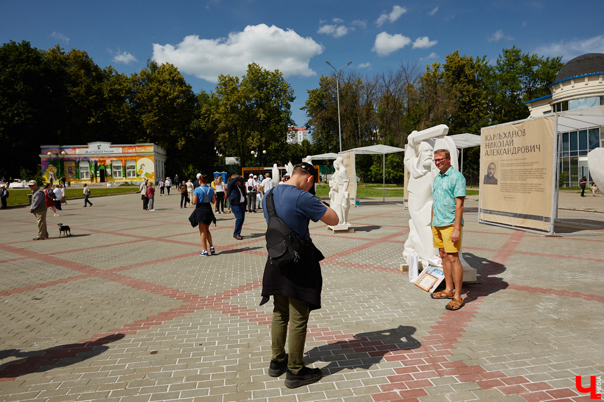 В минувшую субботу во Владимире подвели итоги первого городского стоунфеста в Центральном парке. На площадке около колеса обозрения, где все это время кипела работа над созданием скульптур, собрались как авторы произведений искусства, так и многочисленные гости. Насладитесь и вы красотой каменных изваяний, доведенных до идеала!