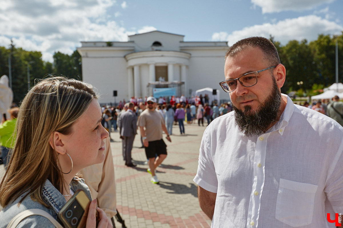 В минувшую субботу во Владимире подвели итоги первого городского стоунфеста в Центральном парке. На площадке около колеса обозрения, где все это время кипела работа над созданием скульптур, собрались как авторы произведений искусства, так и многочисленные гости. Насладитесь и вы красотой каменных изваяний, доведенных до идеала!