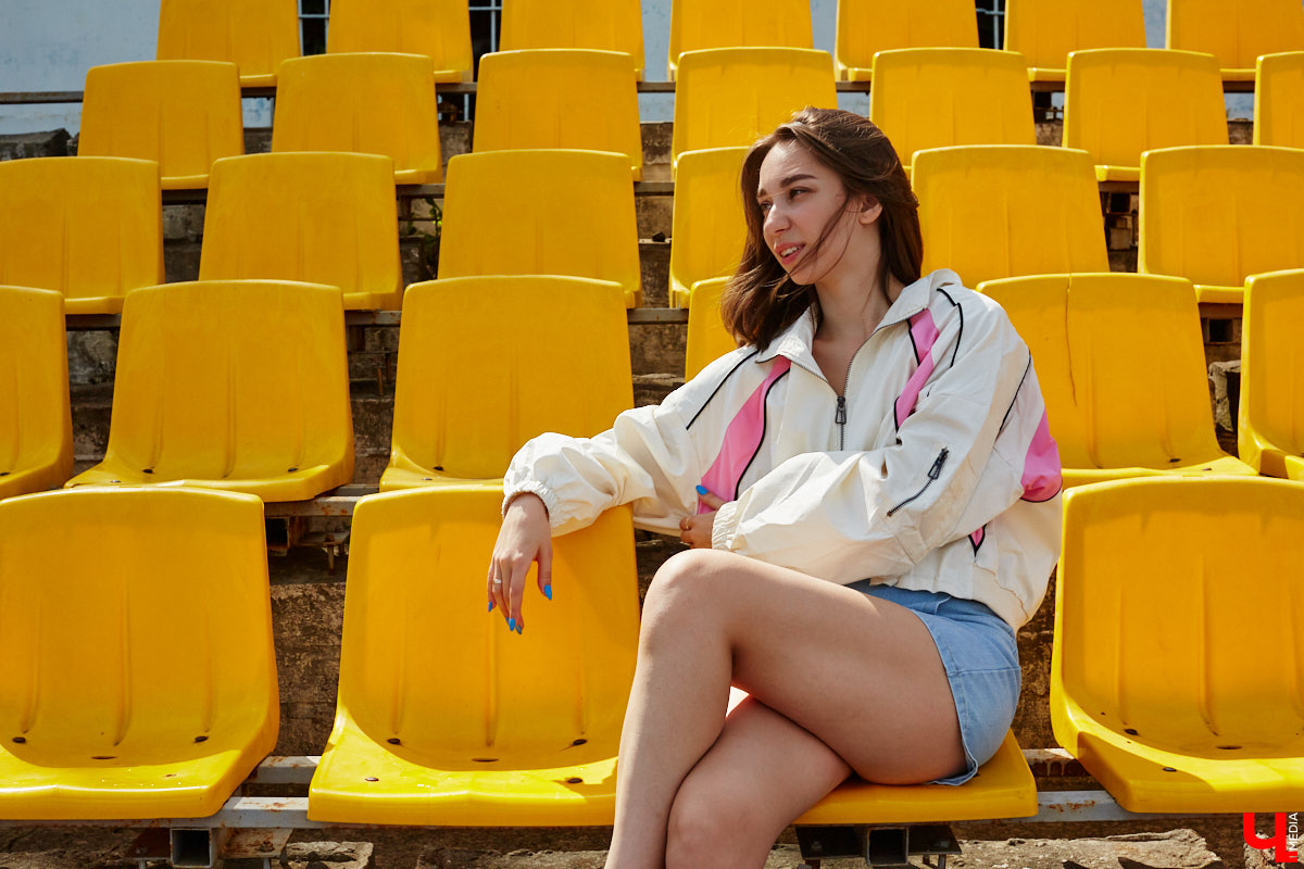 Июнь готовится закрыть за собой дождливую дверь. К сожалению, солнечными деньками он нас сильно не баловал. И всё же легкие вещи далеко в шкаф не убираем, тепло обязательно придет! Хореограф Екатерина Мельникова в этом уверена. К смене температурных трендов она давно готова. Давайте в этот прохладный денек полюбуемся на четыре стильных аутфита для знойной погоды и визуализируем настоящее, а не календарное лето!