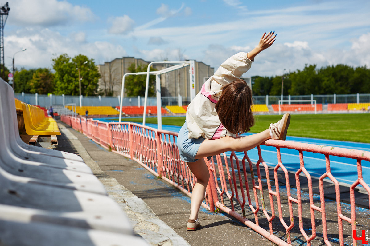 Июнь готовится закрыть за собой дождливую дверь. К сожалению, солнечными деньками он нас сильно не баловал. И всё же легкие вещи далеко в шкаф не убираем, тепло обязательно придет! Хореограф Екатерина Мельникова в этом уверена. К смене температурных трендов она давно готова. Давайте в этот прохладный денек полюбуемся на четыре стильных аутфита для знойной погоды и визуализируем настоящее, а не календарное лето!