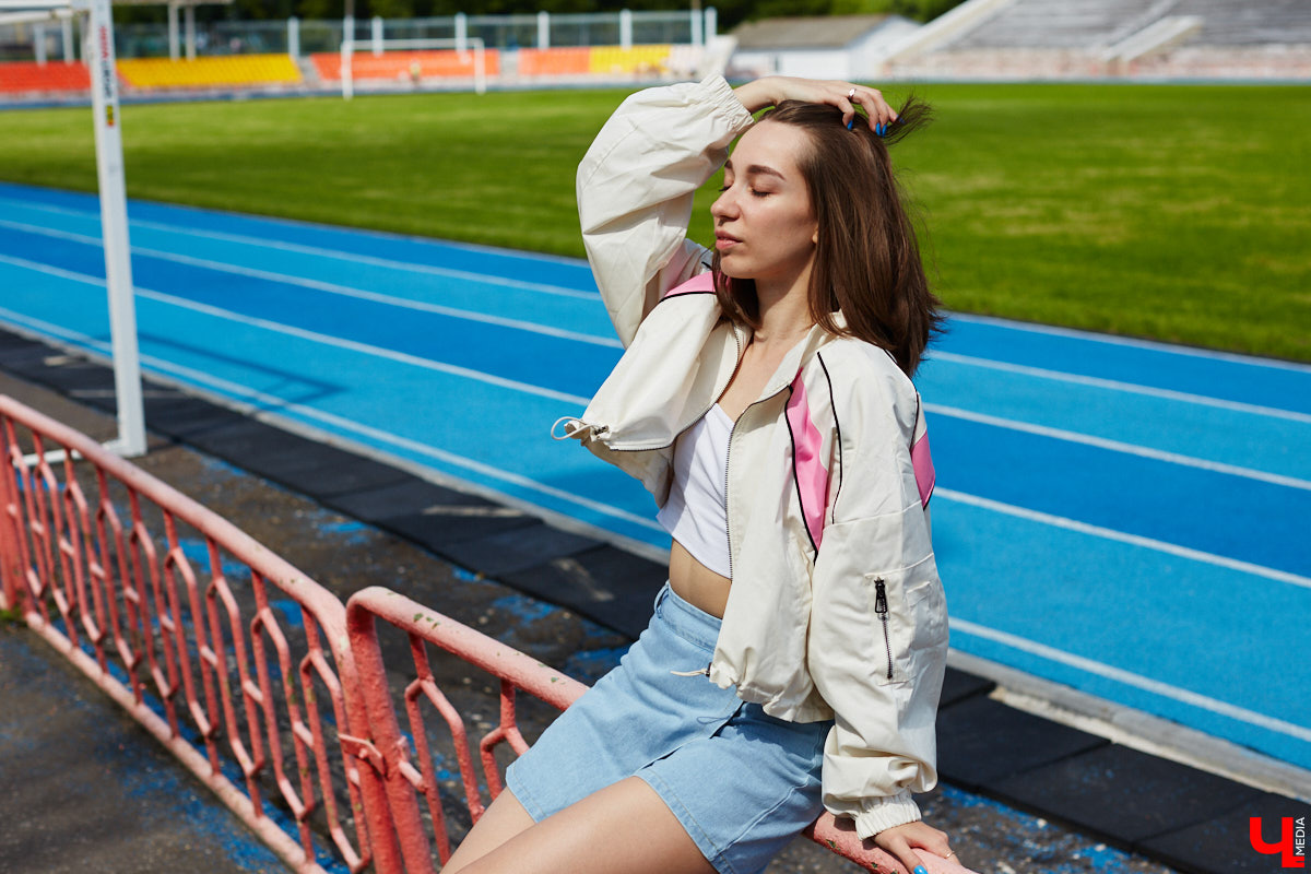 Июнь готовится закрыть за собой дождливую дверь. К сожалению, солнечными деньками он нас сильно не баловал. И всё же легкие вещи далеко в шкаф не убираем, тепло обязательно придет! Хореограф Екатерина Мельникова в этом уверена. К смене температурных трендов она давно готова. Давайте в этот прохладный денек полюбуемся на четыре стильных аутфита для знойной погоды и визуализируем настоящее, а не календарное лето!