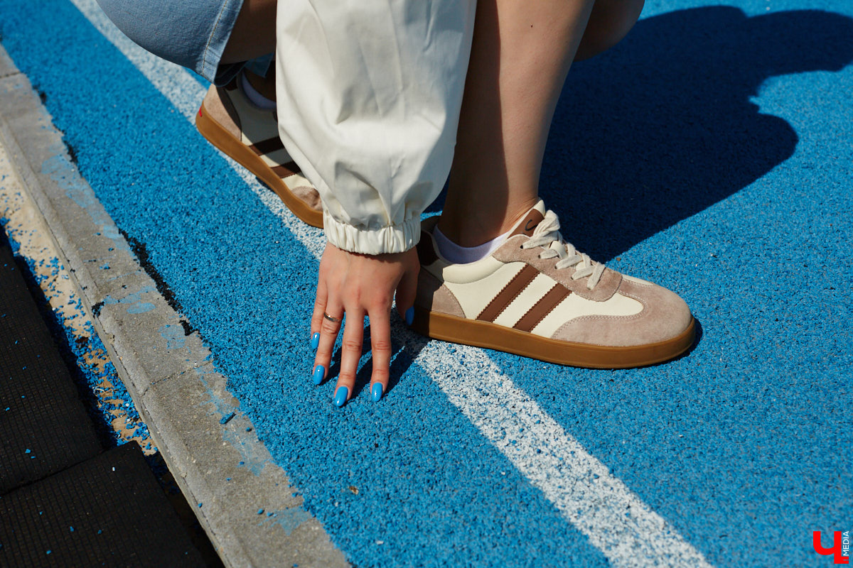 Июнь готовится закрыть за собой дождливую дверь. К сожалению, солнечными деньками он нас сильно не баловал. И всё же легкие вещи далеко в шкаф не убираем, тепло обязательно придет! Хореограф Екатерина Мельникова в этом уверена. К смене температурных трендов она давно готова. Давайте в этот прохладный денек полюбуемся на четыре стильных аутфита для знойной погоды и визуализируем настоящее, а не календарное лето!