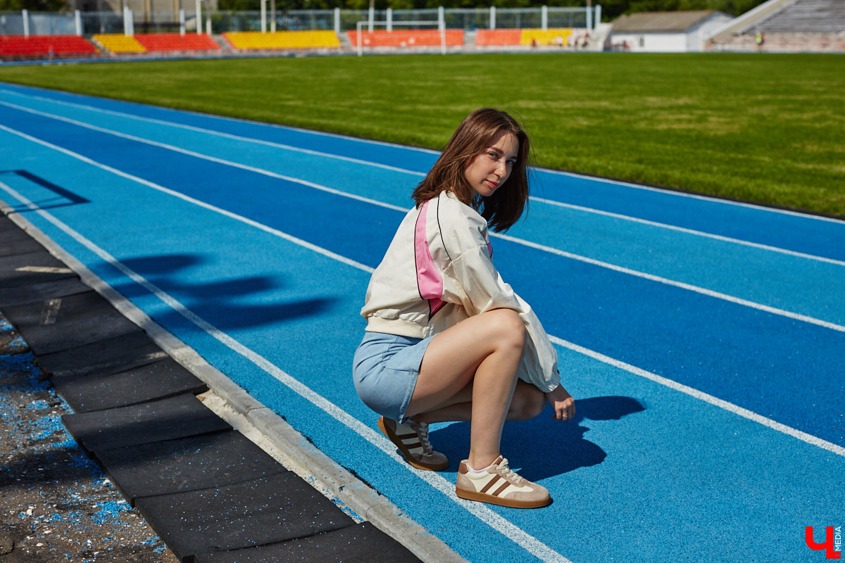 Июнь готовится закрыть за собой дождливую дверь. К сожалению, солнечными деньками он нас сильно не баловал. И всё же легкие вещи далеко в шкаф не убираем, тепло обязательно придет! Хореограф Екатерина Мельникова в этом уверена. К смене температурных трендов она давно готова. Давайте в этот прохладный денек полюбуемся на четыре стильных аутфита для знойной погоды и визуализируем настоящее, а не календарное лето!