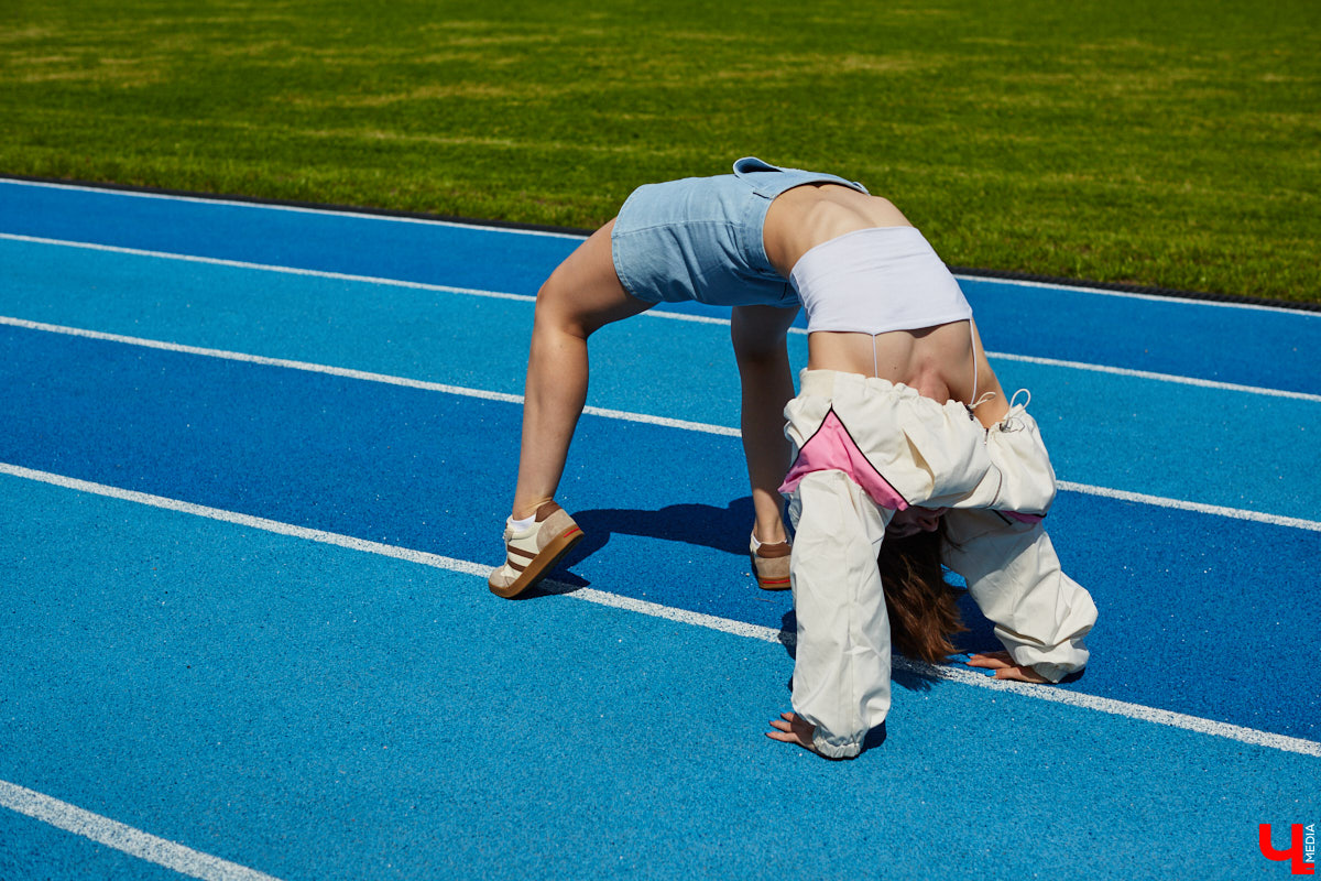 Июнь готовится закрыть за собой дождливую дверь. К сожалению, солнечными деньками он нас сильно не баловал. И всё же легкие вещи далеко в шкаф не убираем, тепло обязательно придет! Хореограф Екатерина Мельникова в этом уверена. К смене температурных трендов она давно готова. Давайте в этот прохладный денек полюбуемся на четыре стильных аутфита для знойной погоды и визуализируем настоящее, а не календарное лето!