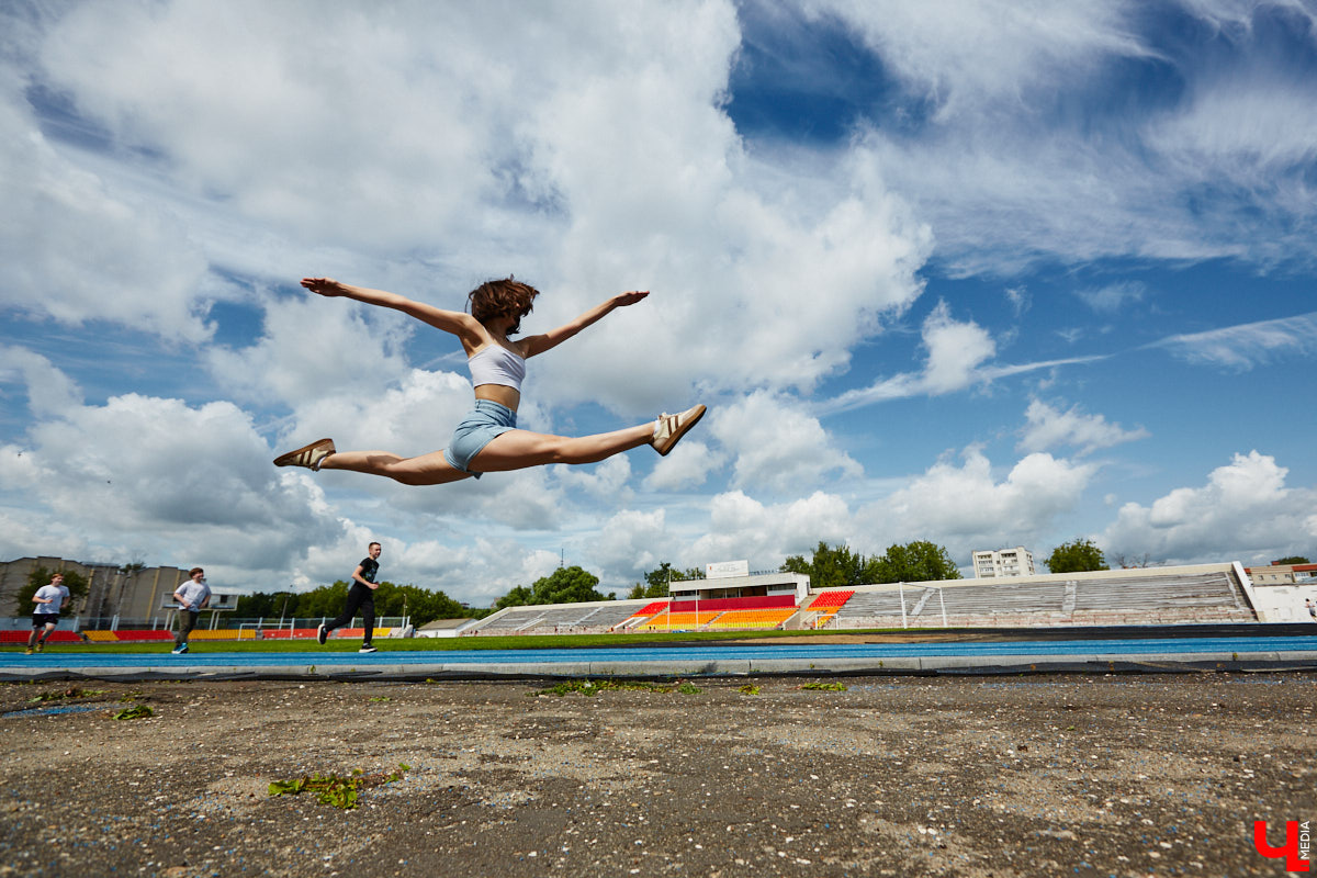 Июнь готовится закрыть за собой дождливую дверь. К сожалению, солнечными деньками он нас сильно не баловал. И всё же легкие вещи далеко в шкаф не убираем, тепло обязательно придет! Хореограф Екатерина Мельникова в этом уверена. К смене температурных трендов она давно готова. Давайте в этот прохладный денек полюбуемся на четыре стильных аутфита для знойной погоды и визуализируем настоящее, а не календарное лето!