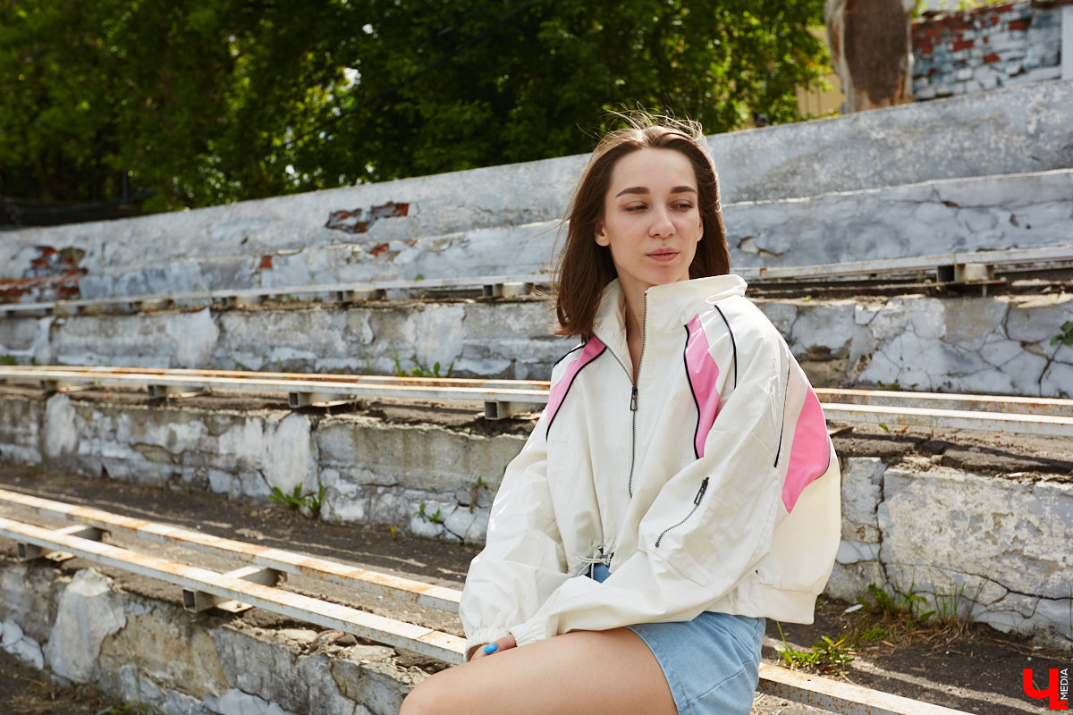 Июнь готовится закрыть за собой дождливую дверь. К сожалению, солнечными деньками он нас сильно не баловал. И всё же легкие вещи далеко в шкаф не убираем, тепло обязательно придет! Хореограф Екатерина Мельникова в этом уверена. К смене температурных трендов она давно готова. Давайте в этот прохладный денек полюбуемся на четыре стильных аутфита для знойной погоды и визуализируем настоящее, а не календарное лето!